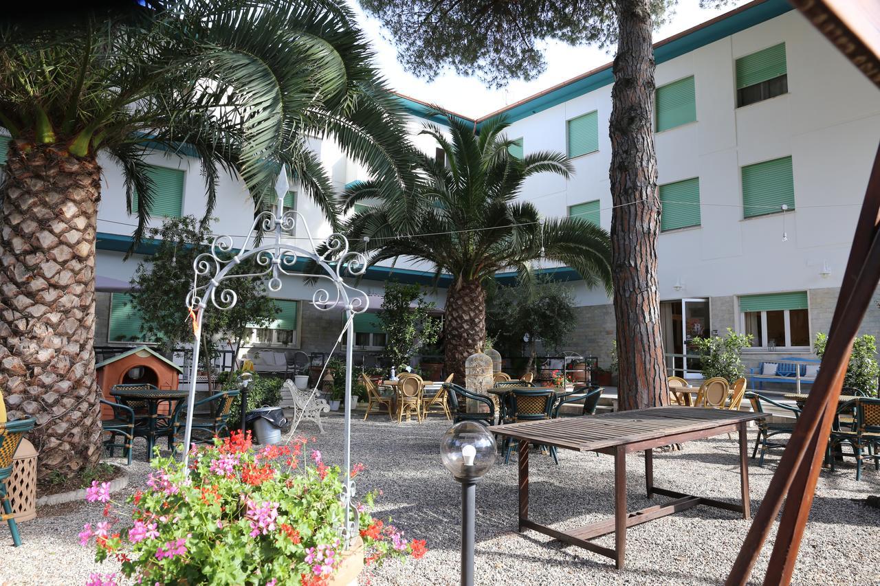 Hotel Massimo Marina di Cecina Εξωτερικό φωτογραφία